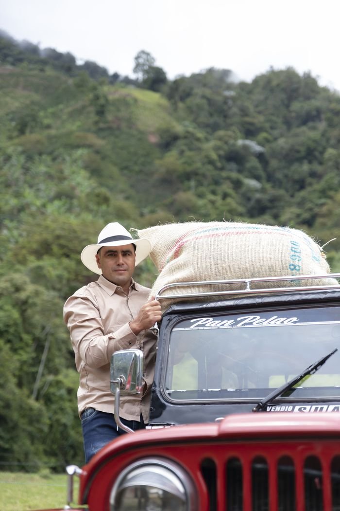 Caficultor de Santuario, Risaralda, cargando café CAF CAF